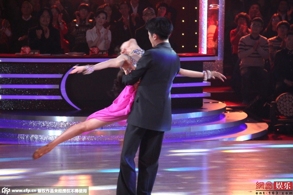 舞蹈节目男女嘉宾齐遇尴尬 互脱挑逗对方