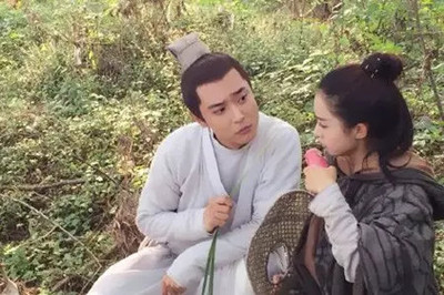 《花千骨》是怎么挡住单春秋三掌的？花千骨被谁救了？