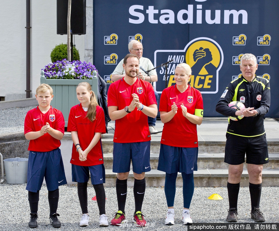 挪威王室成员参加足球友谊赛